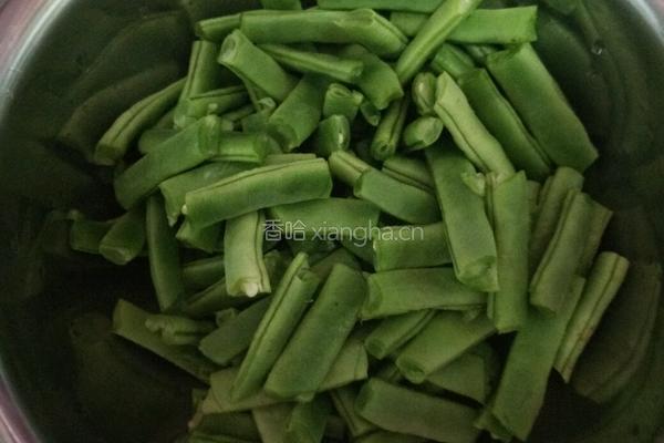 肉片炒豆角的做法图解1