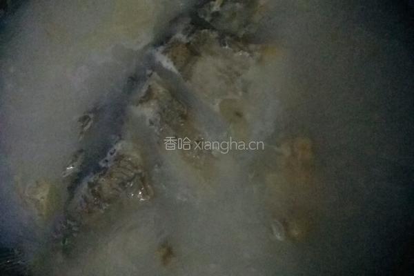鲫鱼萝卜汤的做法图解3