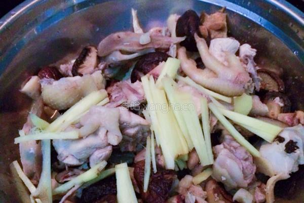 墨鱼香菇干锅闷鸡的做法图解2