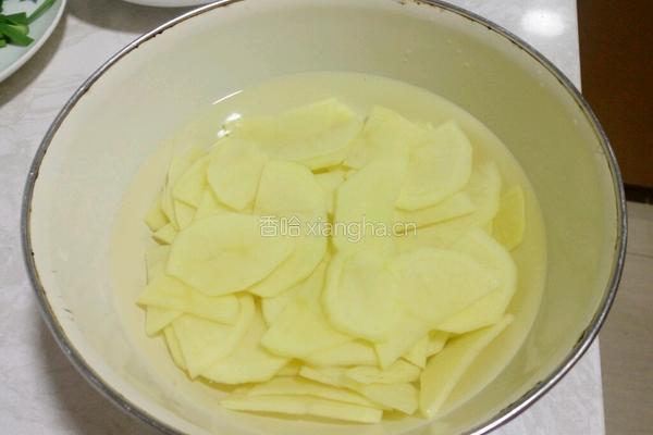韭菜炒土豆片的做法图解1