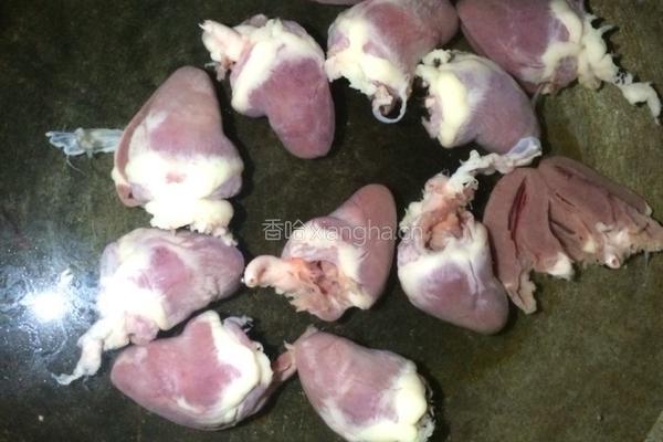 芹菜甜椒炒鸭心的做法图解1