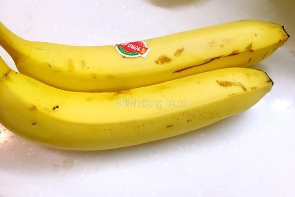 杏仁牛奶香蕉汁的做法图解1
