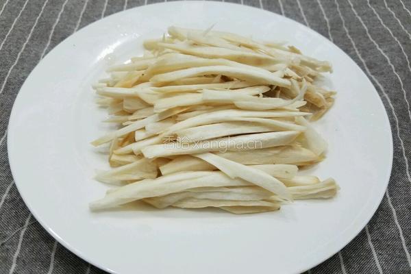 胡萝卜炒杏鲍菇的做法图解2