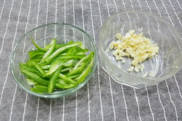 胡萝卜炒杏鲍菇的做法图解4