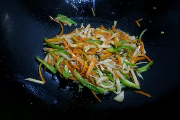 胡萝卜炒杏鲍菇的做法图解8