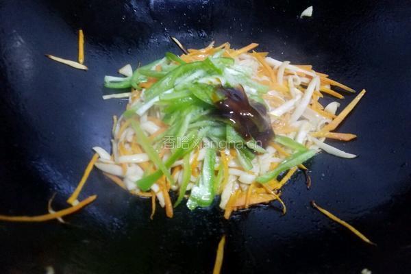 胡萝卜炒杏鲍菇的做法图解7