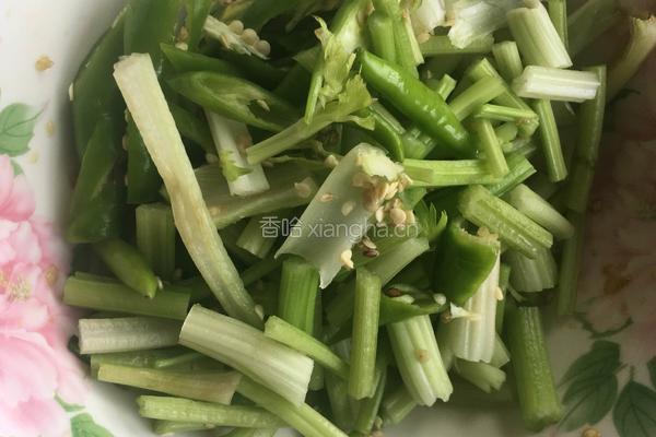芹菜炒猪肝的做法图解2