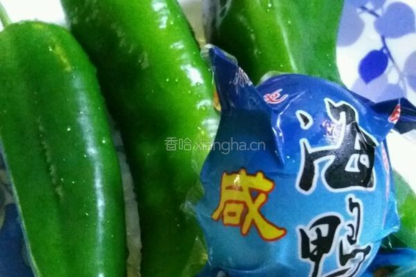青椒炒咸蛋的做法图解1