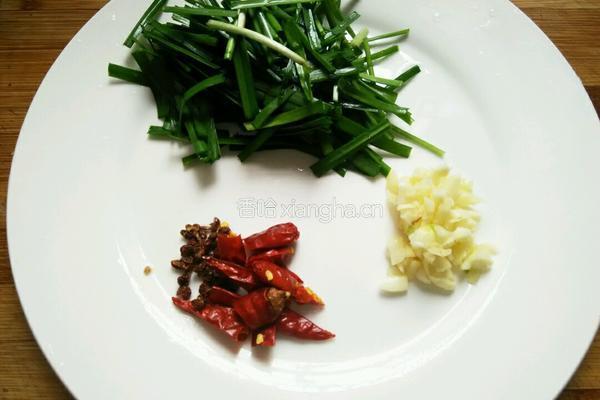 韭菜鸭血的做法图解3