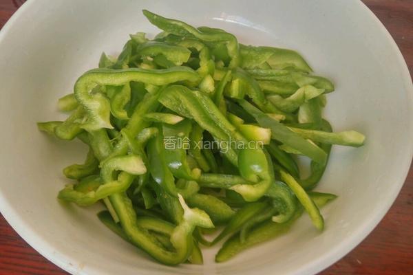 青椒胡萝卜炒肉丝的做法图解1