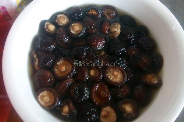 香菇豚鸭的做法图解1