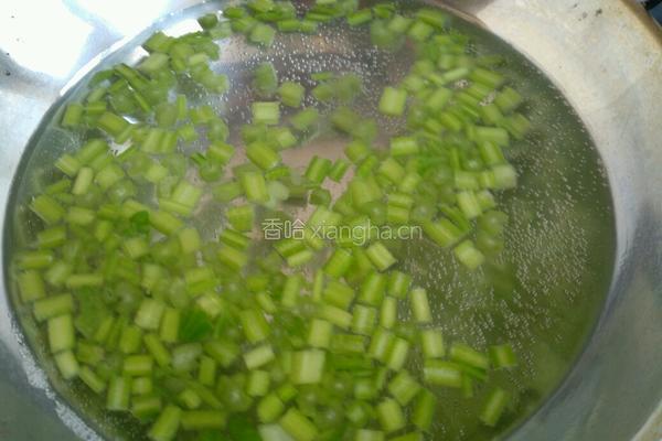 凉拌芹菜花生米的做法图解6