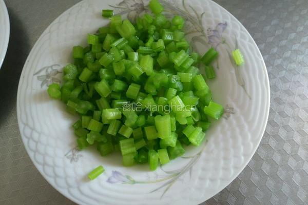 凉拌芹菜花生米的做法图解7