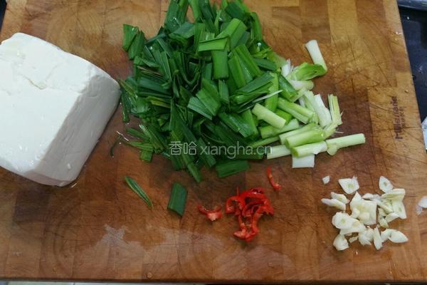 大蒜煎豆腐的做法图解3