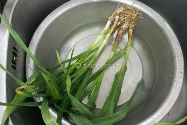 大蒜煎豆腐的做法图解1