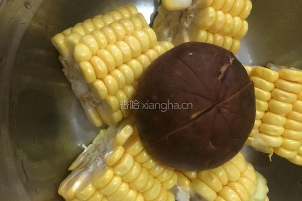 山药玉米炖肘子的做法图解4