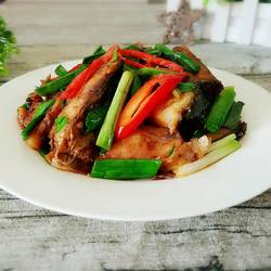 蒜苗炒腊鱼块的做法[图]