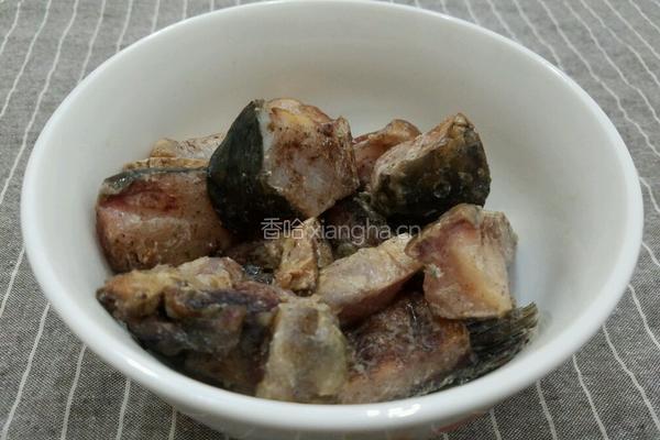 蒜苗炒腊鱼块的做法图解1