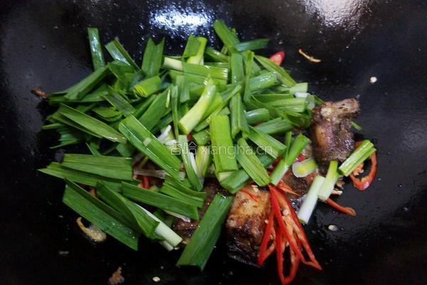 蒜苗炒腊鱼块的做法图解7