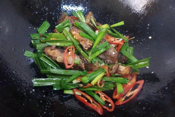 蒜苗炒腊鱼块的做法图解8