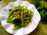 西芹百合炒腰果的做法[图]