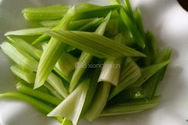西芹百合炒腰果的做法图解1