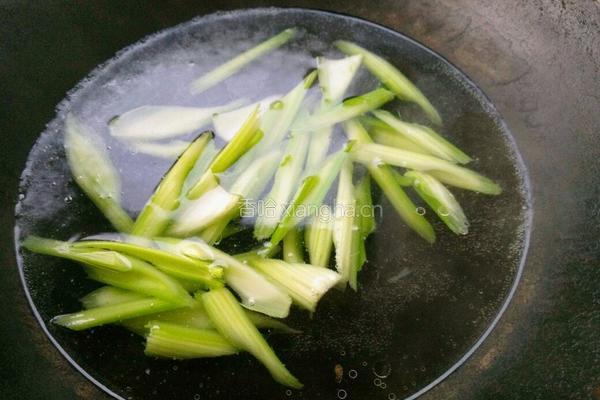 西芹百合炒腰果的做法图解6