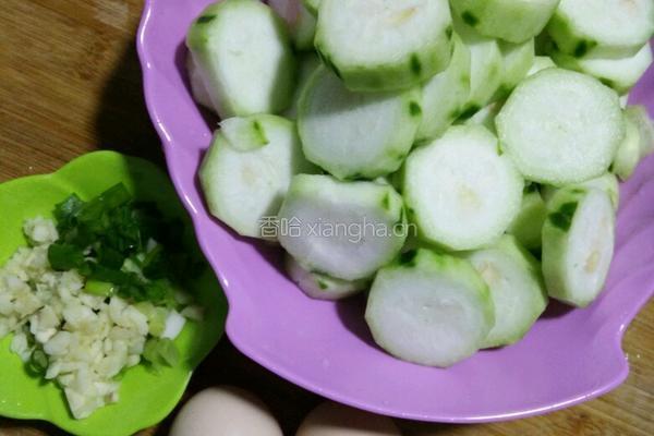 鸡蛋炒丝瓜的做法图解1