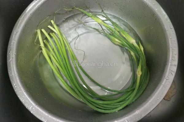 蒜苗炒五花肉的做法图解1