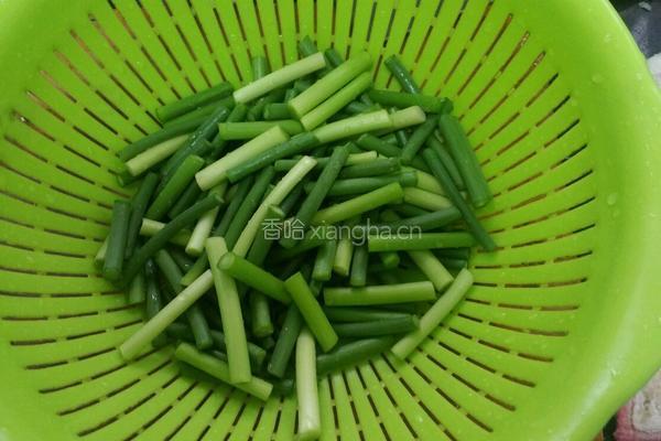 蒜苗炒五花肉的做法图解2