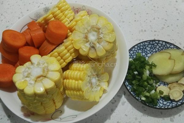 玉米胡萝卜排骨汤的做法图解4