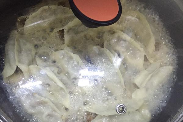 猪肉大葱香菇锅贴的做法图解4