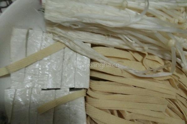砂锅土豆粉的做法图解1
