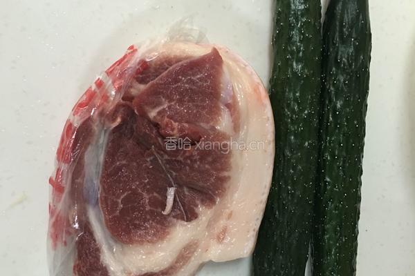 青瓜炒肉片的做法图解1