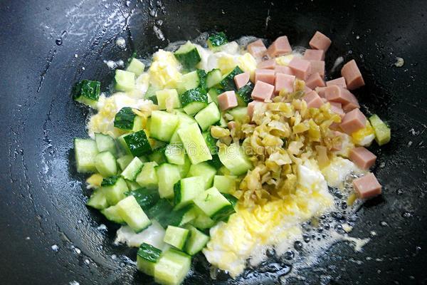 榨菜炒饭的做法图解5
