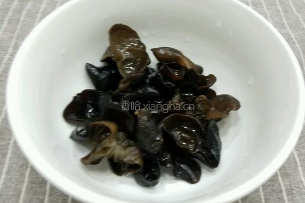 胡萝卜黄瓜拌木耳的做法图解3