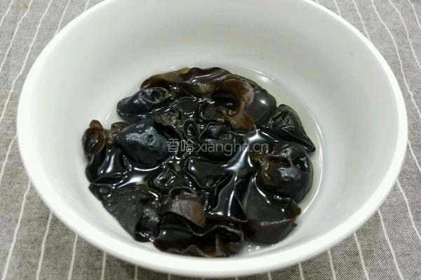 胡萝卜黄瓜拌木耳的做法图解2