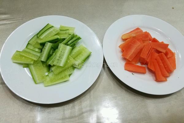 胡萝卜黄瓜拌木耳的做法图解4