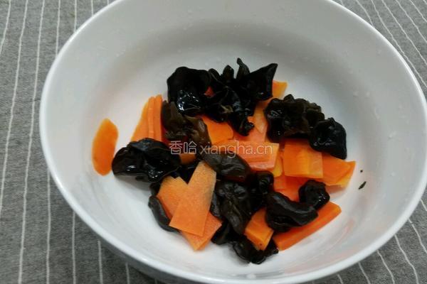 胡萝卜黄瓜拌木耳的做法图解6