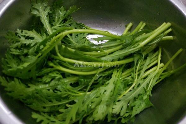茼蒿菜炒鸡蛋的做法图解1