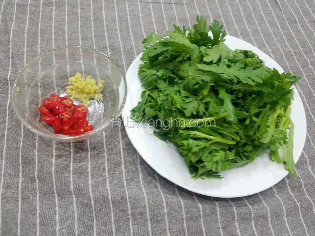 将茼蒿切成段。将姜切成末，红椒切成圈。