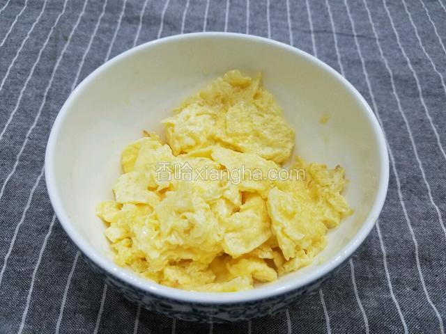 将炒好的鸡蛋盛出来备用。