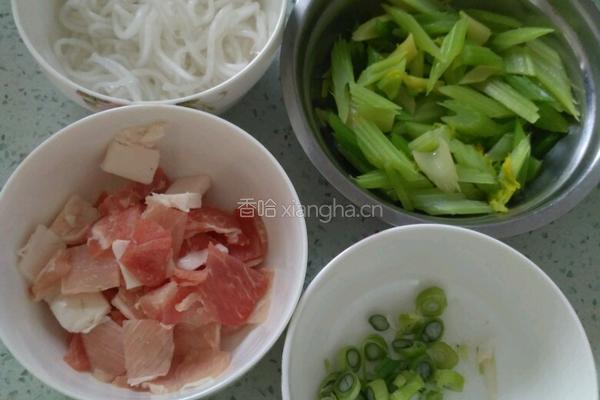芹菜爆炒粉条的做法图解1