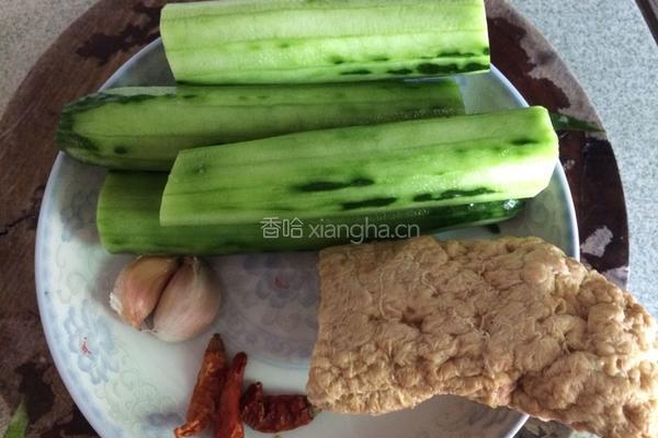 黄瓜炒肉卷的做法图解1