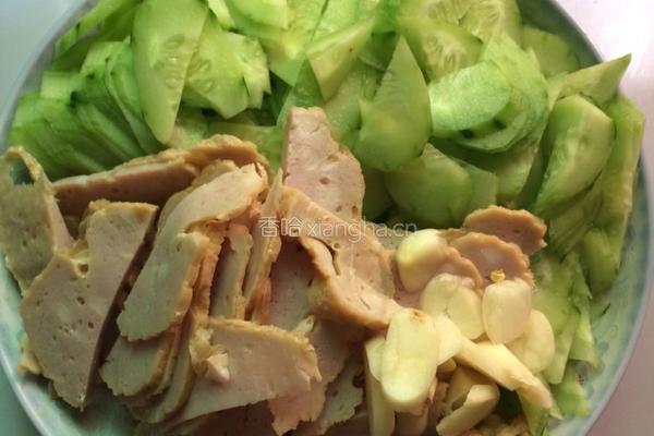 黄瓜炒肉卷的做法图解2