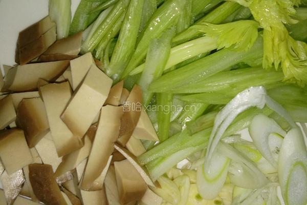 芹菜炒豆干的做法图解2