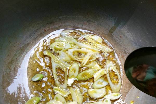芹菜炒豆干的做法图解3