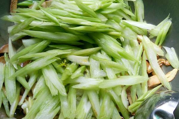 芹菜炒豆干的做法图解5