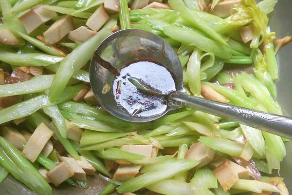 芹菜炒豆干的做法图解6