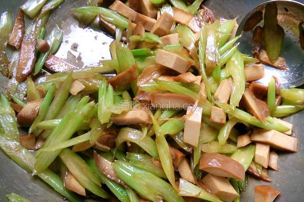 芹菜炒豆干的做法图解7